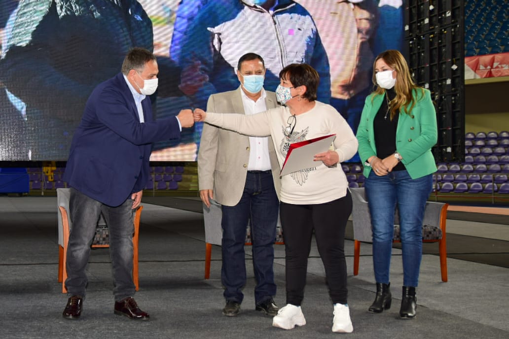 El gobierno provincial entregó 140 escrituras y anunció la construcción de 300 viviendas ProCreAr 
